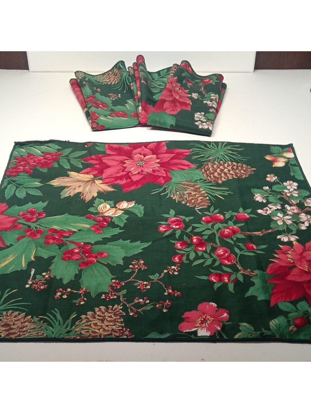 Set of 4 Christmas Cloth Napkins, 1 Apron 2 placemats/center Matts